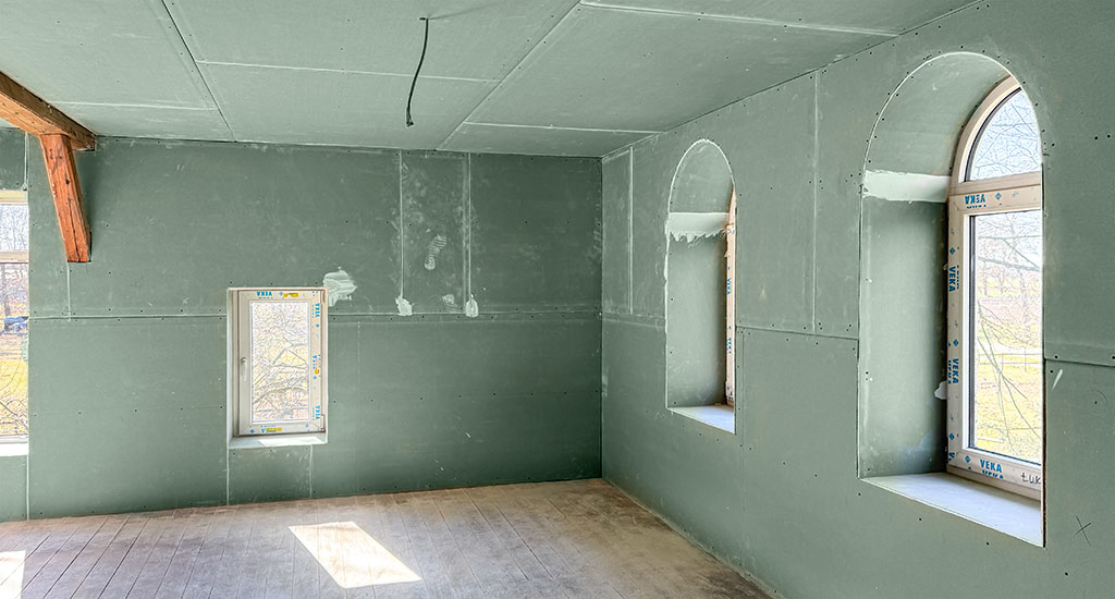 Altbau mit rohem Trockenbau mit rundfenstern im Vordergrund Altbau mit rohem Trockenbau mit rundfenstern im Vordergrund
